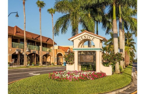 Venice Gardens House | Cozy home with heated pool - 8 min from the beach.