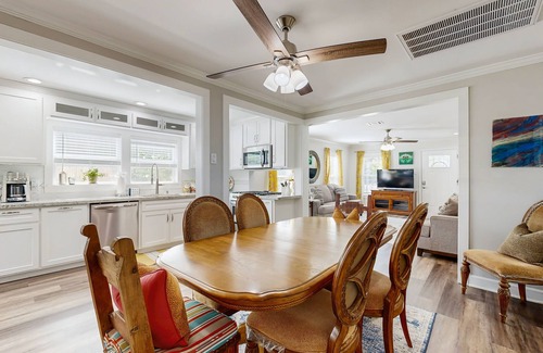 Houston House | Cozy home with kitchen, living room, porch and swings, near downtown Houston