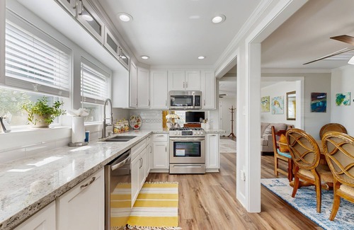 Houston House | Cozy home with kitchen, living room, porch and swings, near downtown Houston