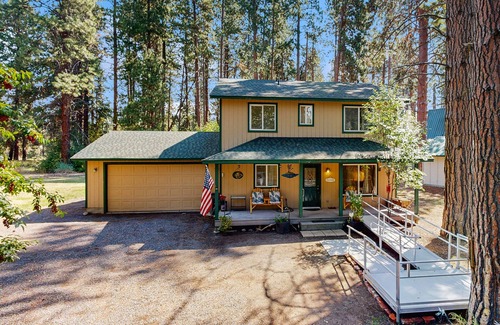 Chiloquin House | Cozy home with lake & mountain views, full kitchen, A/C, fireplace & WIFI