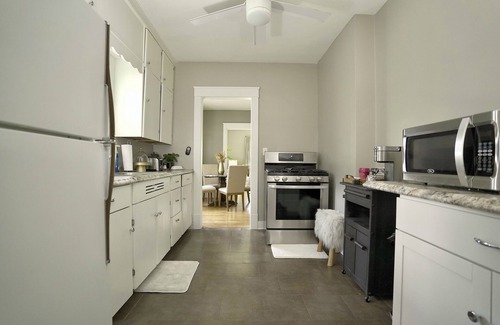 Bloomington House | Cozy Home with LOTS of space- Less than 1 mile to ISU & IWU, 5 miles to airport