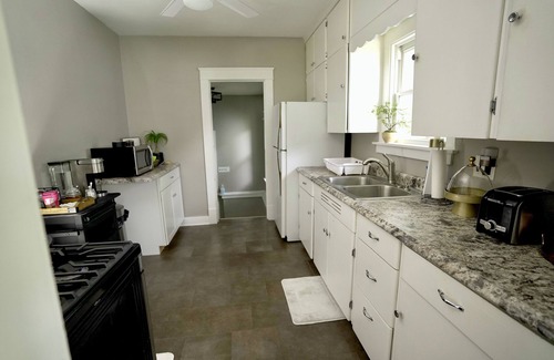Bloomington House | Cozy Home with LOTS of space- Less than 1 mile to ISU & IWU, 5 miles to airport