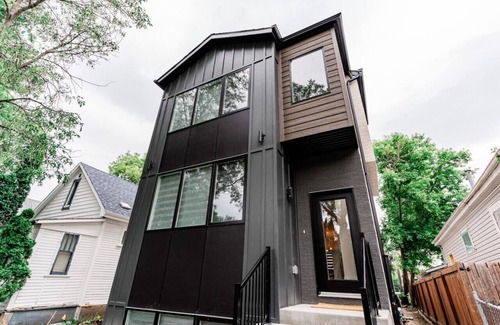 Winnipeg House | Cozy Home with Modern Comforts | Prime Location