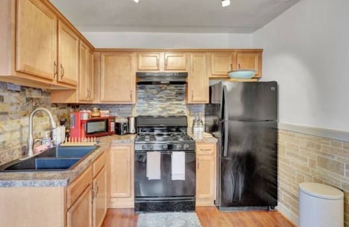 Charlotte House | Cozy home with office walking distance to beach