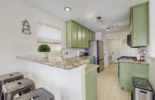 Clodine House | Cozy home with outdoor games and convenient location - minutes to NRG