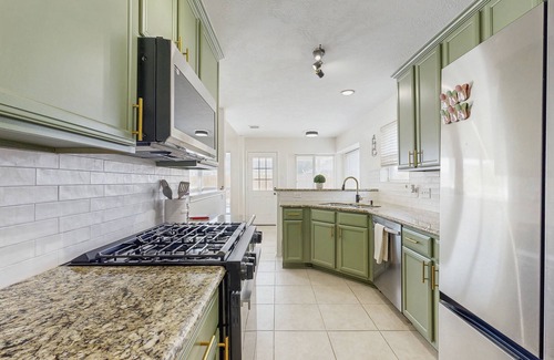 Clodine House | Cozy home with outdoor games and convenient location - minutes to NRG