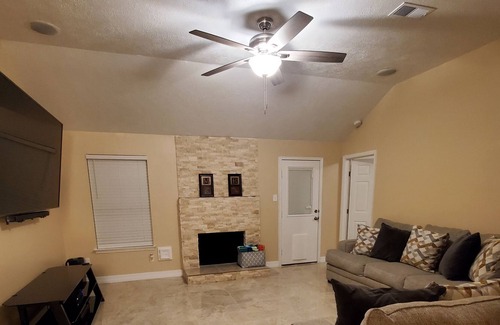 Humble House | Cozy home with private swimming pool and spa Near IAH Airport