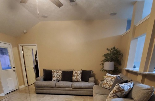 Humble House | Cozy home with private swimming pool and spa Near IAH Airport