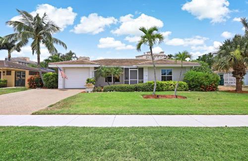 Marco Island House | Cozy home with sunroom, pool and steps to beach