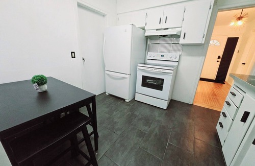 Burnaby House | Cozy Home with Unique Tee Pee Dining Room! n4 minutes to Metrotown Mall!