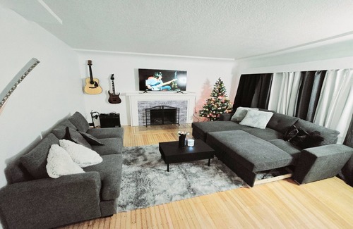 Burnaby House | Cozy Home with Unique Tee Pee Dining Room! n4 minutes to Metrotown Mall!