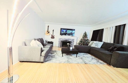 Burnaby House | Cozy Home with Unique Tee Pee Dining Room! n4 minutes to Metrotown Mall!