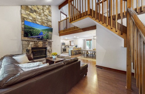 East Stroudsburg House | Cozy Home with Theater Room and Hot Tub