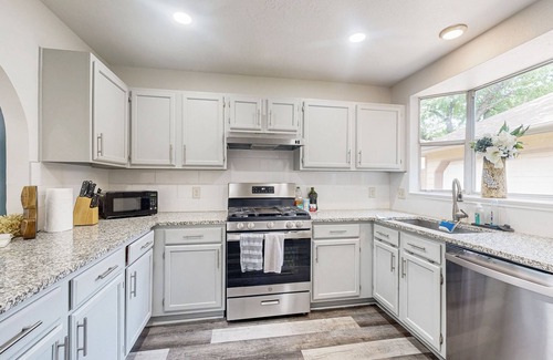 Heatherwilde House | Cozy home with wifi, desk, high chair and fenced-in backyard