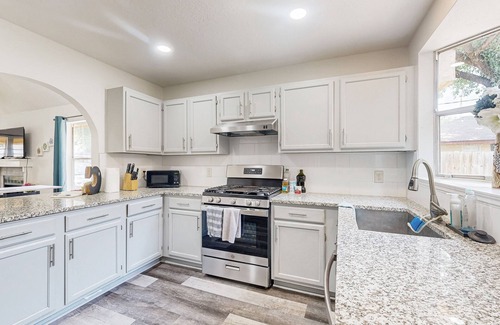 Heatherwilde House | Cozy home with wifi, desk, high chair and fenced-in backyard