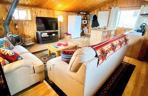 Florissant Cabin | Cozy Hot Tub Cabin
