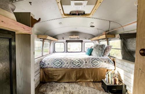 Brooksville House | Cozy Hot Tub “Love Bus” near Augusta, Kentucky