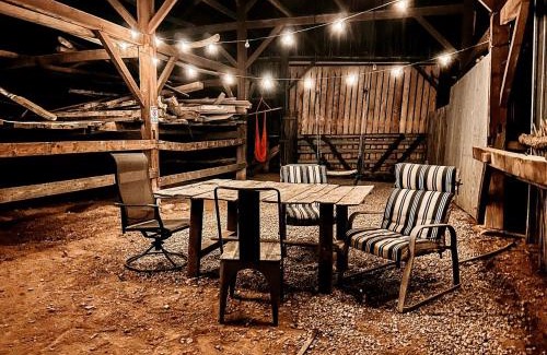 Brooksville House | Cozy Hot Tub “Love Bus” near Augusta, Kentucky
