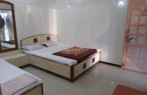 Dwarka House | Cozy Hotel Gayatri Guest House