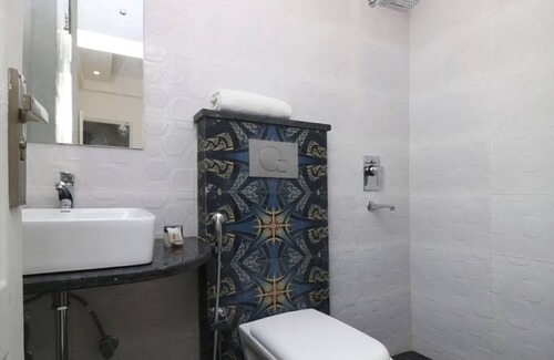 Paharganj House | Cozy hotel Leo Continental in New Delhi with AC Room