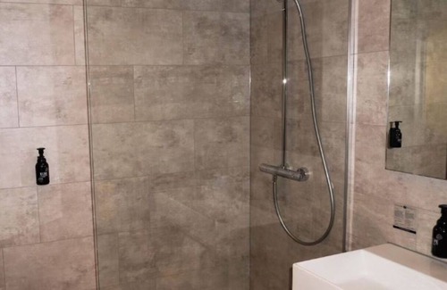 Zevenbergen Hotel | Cozy Hotel Room Near Moerdijk Port, Ideal for Business & Leisure