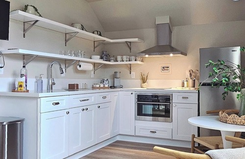 Winlock Apartment | Cozy Hotel-Style Stay w/Gift Store & Event Space