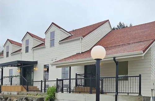 Winlock Apartment | Cozy Hotel-Style Stay w/Gift Store & Event Space