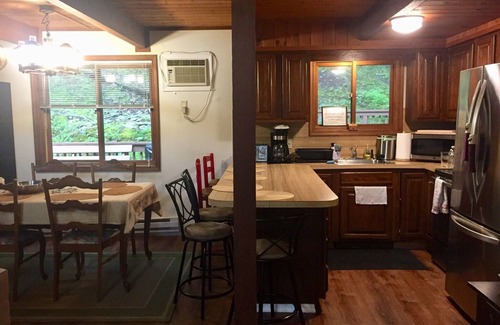 Bushkill House | Cozy house 15 mins to Shawnee Ski Mountain.