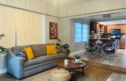 Downtown Hollywood House | Cozy House 2 BD/BBQ area/Saltwater heat Pool, 3 min to the Hollywood Beach