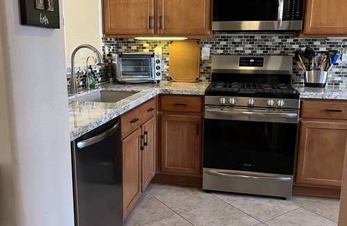 Anthem House | Cozy house centrally located to events and attractions.