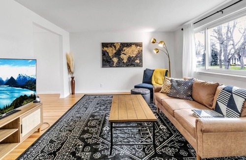 Amherst House | Cozy House ~ Close to Niagara Falls w/ Patio & BBQ