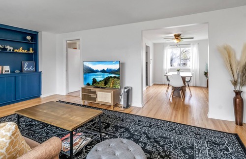 Amherst House | Cozy House ~ Close to Niagara Falls w/ Patio & BBQ