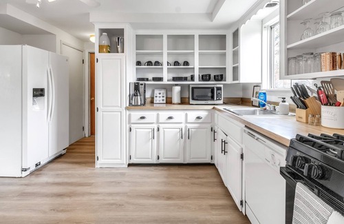 Amherst House | Cozy House ~ Close to Niagara Falls w/ Patio & BBQ