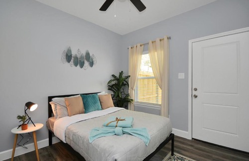 Southeast Houston House | Cozy House for group trips - Near Hobby, NRG, Med Center, UH, TSU