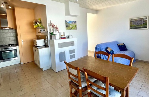 Bretignolles-sur-Mer House | Cozy House with Patio, Near Town Center, 1 Bedroom, 400m to Shops and Market
