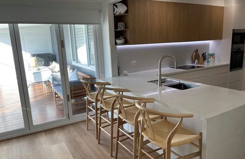 Forresters Beach House | Cozy House in Forresters Beach - modern interiors