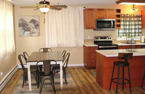 Belfield House | Cozy House in Belfield