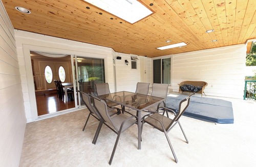 Willoughby House | Cozy house in Langley TWP Close to shopping centre