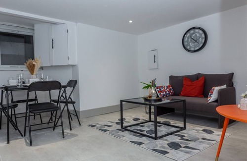 Gillingham House | Cozy House In Medway-Sleeps10-Garden-FreeParking