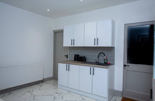 Gillingham House | Cozy House In Medway-Sleeps10-Garden-FreeParking