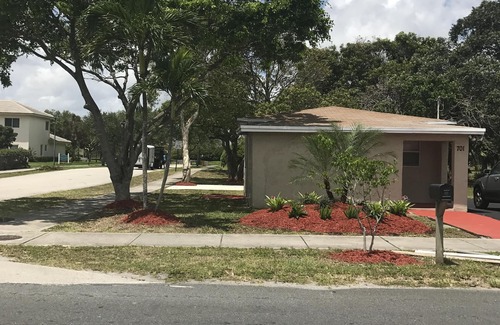 Pompano Beach House | Cozy house in Pompano. 4 miles from beach.