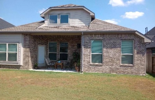 Richmond House | Cozy House in Richmond, Modern Amenities, Pet-Friendly, Community Pool and Gym!