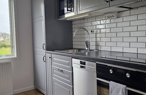 Skaerhamn House | Cozy house in Skärhamn surrounded by mountains, 450m to the sea | SE09117