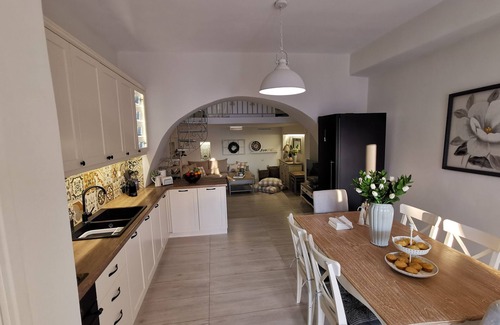 Naousa House | Cozy house in the cosmopolitan center of Naousa with breathtaking sunset view.
