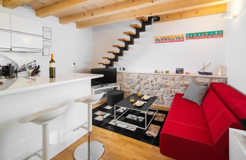 Dugopolje House | Cozy house Mia with private heated pool, jacuzzi, BBQ.