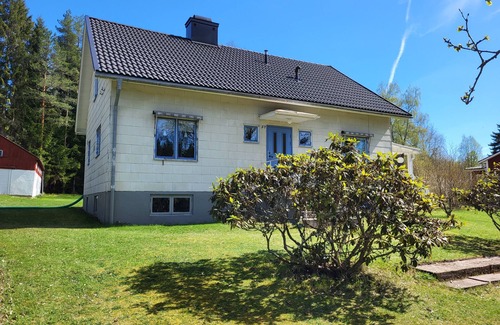 Hallefors Cottage | Cozy house near the river
