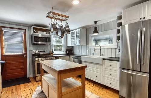 St. Albans House | Cozy house on Lake Champlain, sunsets, dog friendly, 1.5 bath, kayaks, mooring