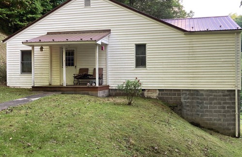 Haysi House | COZY HOUSE ON THE RUSSELL FORK RIVER AND CLOSE TO TOWN