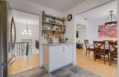 Saint-Hubert House | cozy house parking private Montrealnn