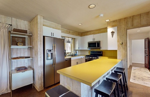 Jamaica House | Cozy house w/mtn views, sauna, fire pit, BBQ, fireplace, w/d, deck, wifi, EV